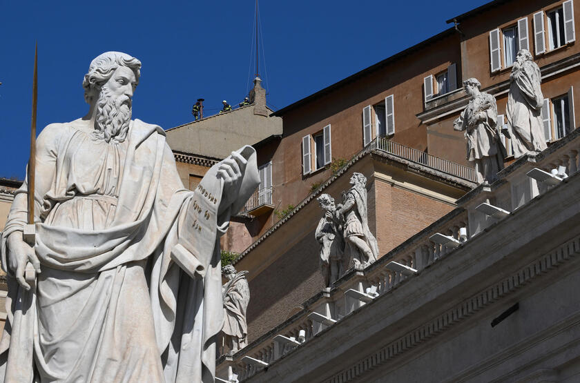 Conclave: lavori in corso, si monta il comignolo sulla Sistina