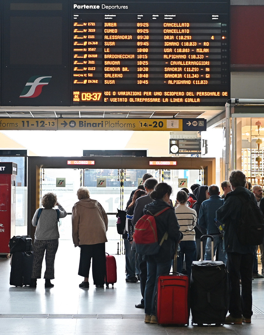 Sciopero treni, disagi alla stazione Porta Nuova di Torino