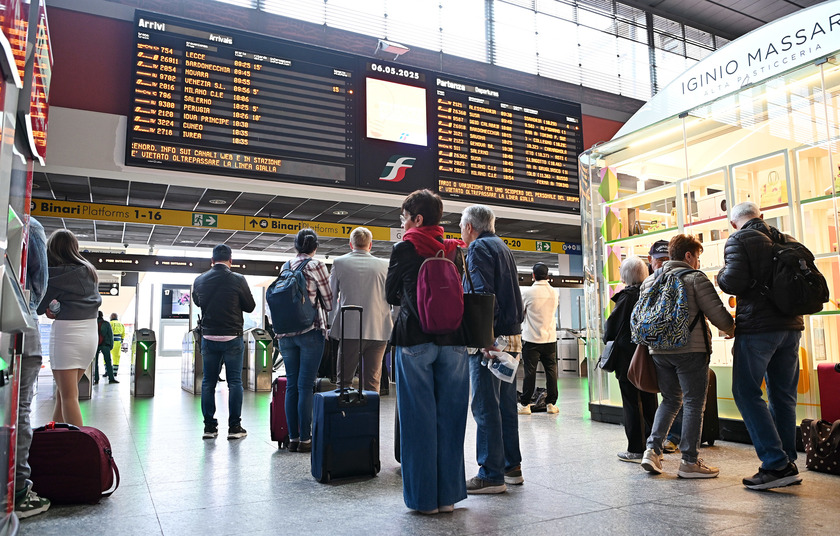 Sciopero treni, disagi alla stazione Porta Nuova di Torino
