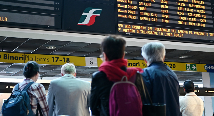 Sciopero treni, disagi alla stazione Porta Nuova di Torino