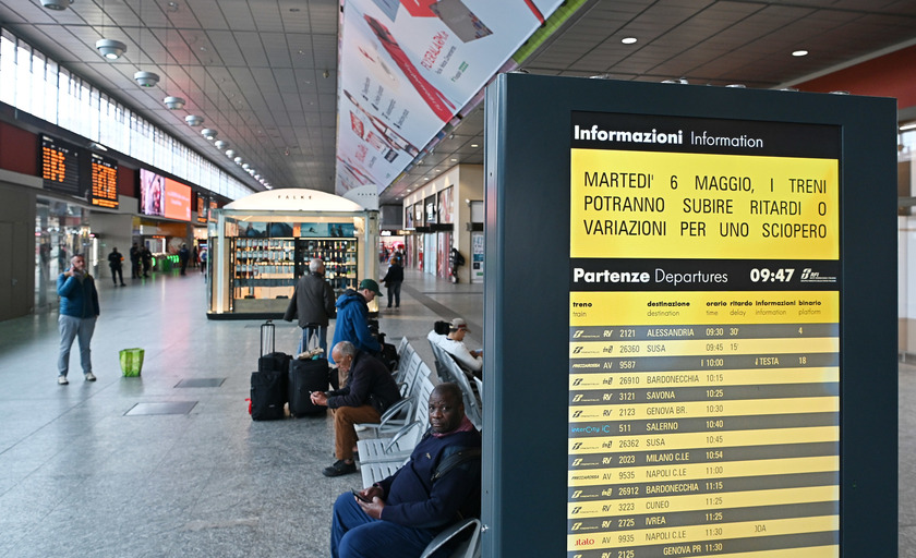 Sciopero treni, disagi alla stazione Porta Nuova di Torino