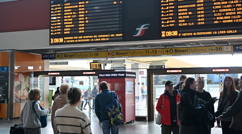 Sciopero treni, disagi alla stazione Porta Nuova di Torino