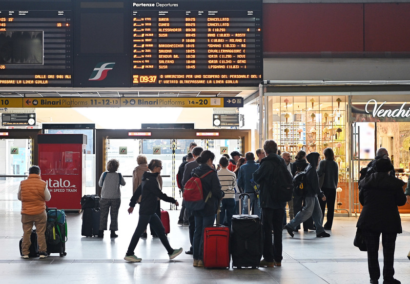 Sciopero treni, disagi alla stazione Porta Nuova di Torino