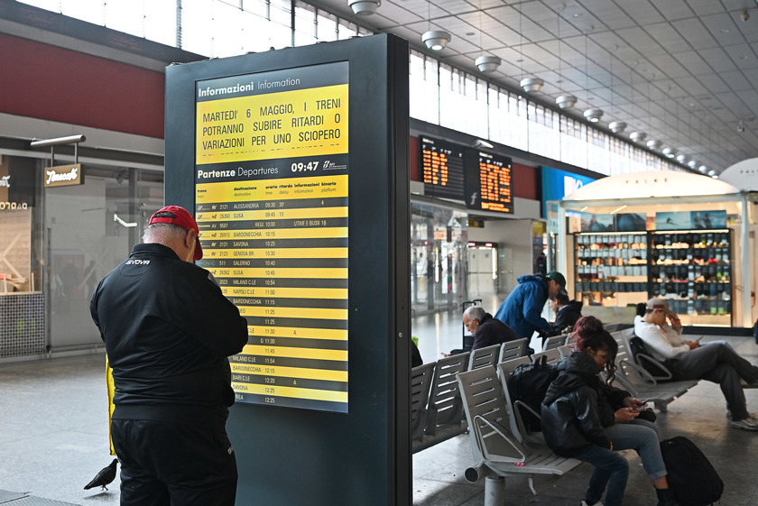 Sciopero treni, disagi alla stazione Porta Nuova di Torino
