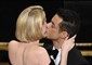 Rami Malek bacia appassionatamente la fidanzata, l'attrice di Bohemian Rhapsody Lucy Boynton © Ansa