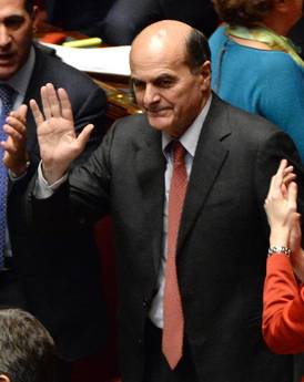 Bersani torna alla Camera per fiducia,applauso in Aula