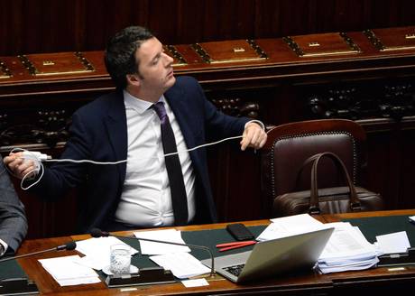 Renzi trasforma banco Governo in affollato tavolo da lavoro