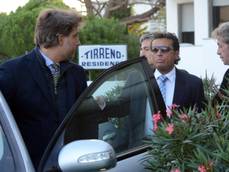 FOTO - Schettino esce da residence e va in udienza