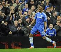 Tripletta Eto'o, Chelsea travolge United