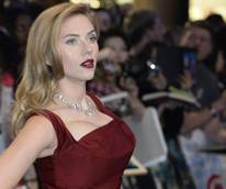 Scarlett in rosso nasconde pancino