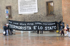 Anarchici imbrattano sede Pd a Bologna