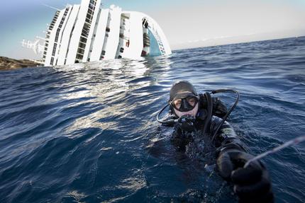 I sommozzatori si immergono vicino alla Costa