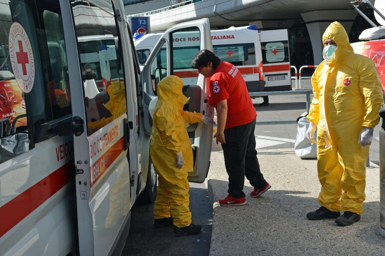 Mezzi della CRI pronti ad intervenire a Fiumicino - RIPRODUZIONE RISERVATA
