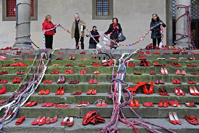 Scarpe rosse per dire no alla violenza sulle donne - RIPRODUZIONE RISERVATA