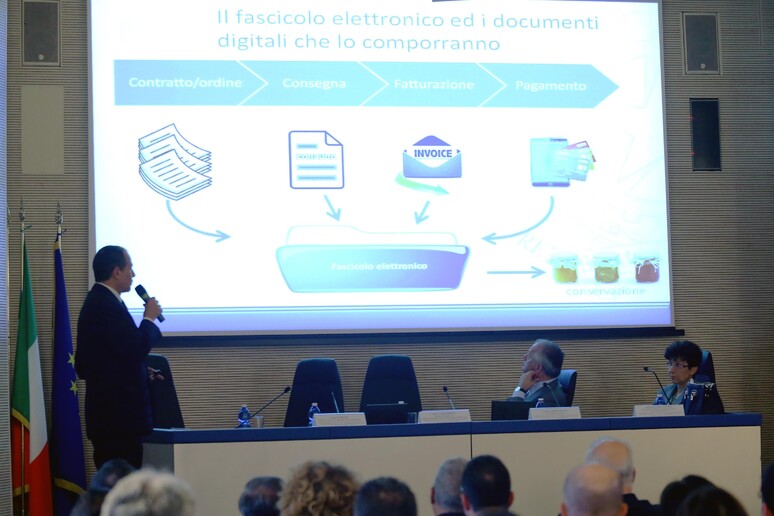 Un momento della conferenza "La fattura elettronica come strumento di semplificazione ed efficienza"  alla Farnesina - RIPRODUZIONE RISERVATA