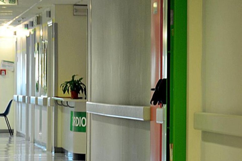 Un corridoio di ospedale - RIPRODUZIONE RISERVATA