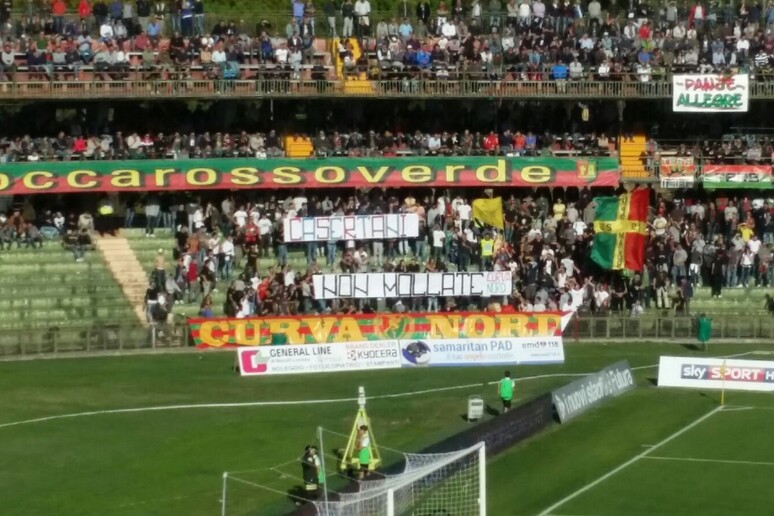 La striscione esposto durante Ternana-Bari a sostegno degli alluvionati della Campania - RIPRODUZIONE RISERVATA