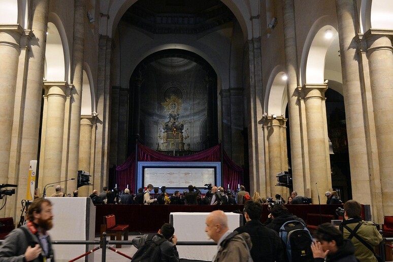 L 'anteprima dell 'ostensione della Sindone nel Duomo a Torino - RIPRODUZIONE RISERVATA