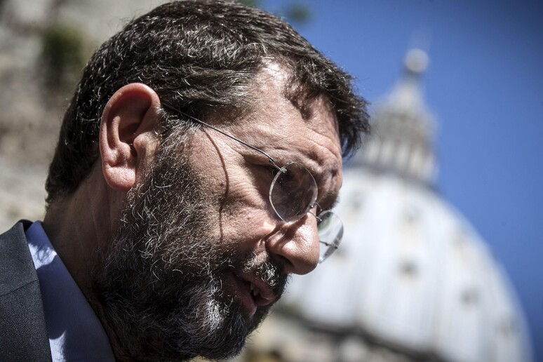 Il sindaco Marino con alle spalle il Vaticano in una foto d 'archivio - RIPRODUZIONE RISERVATA