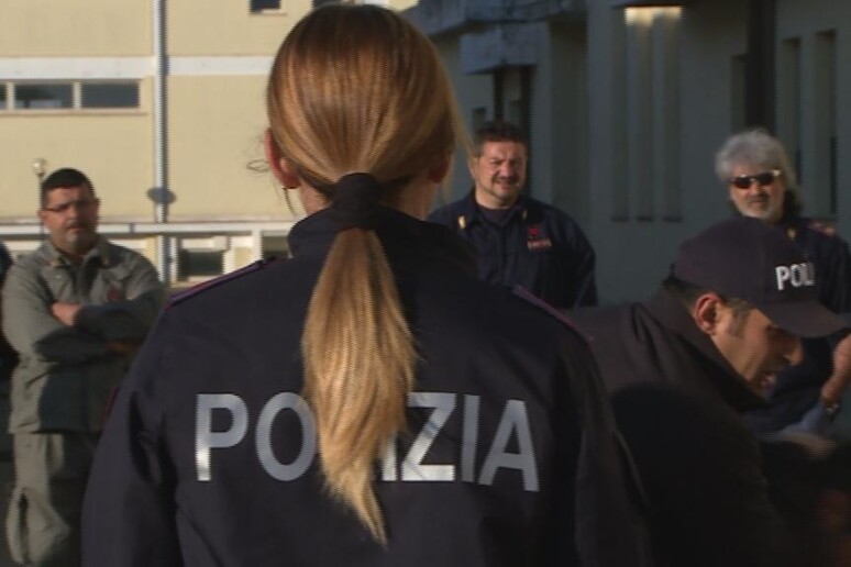 Agenti della polizia (foto d 'archivio) - RIPRODUZIONE RISERVATA