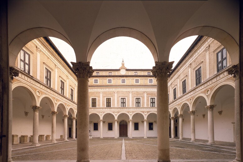 Urbino, Cortile d 'onore del Palazzo Ducale - RIPRODUZIONE RISERVATA
