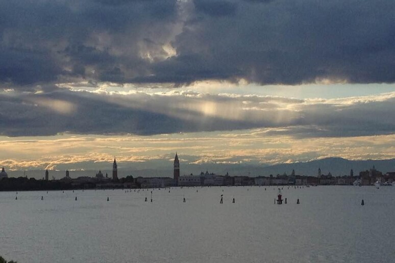Venezia d 'inverno, vista dalla laguna con le montagne sullo sfondo. - RIPRODUZIONE RISERVATA