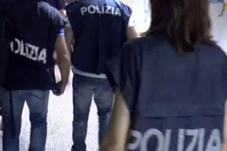 Violenze su figli, arrestati la madre e altri due - RIPRODUZIONE RISERVATA