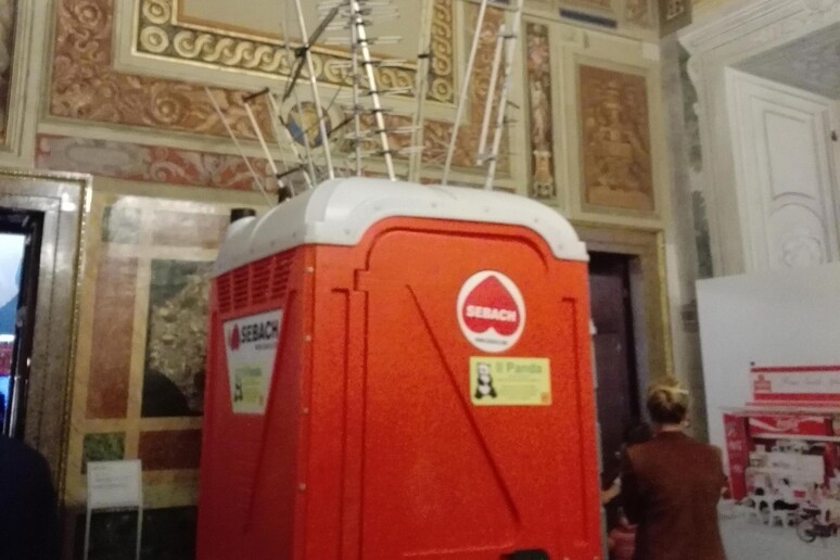 L 'opera dal titolo  'Whisper Harmony ' di Sislej Xhafa: un bagno chimico arredato con antenne Tv in esposizione al Quirinale - RIPRODUZIONE RISERVATA