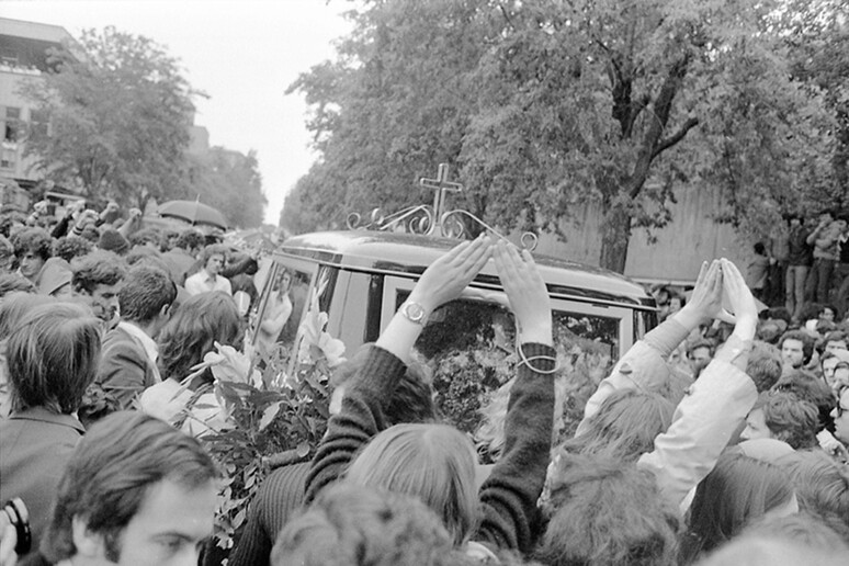 Il carro funebre con la bara di Giorgiana Masi © ANSA/ANSA/OLDPIX