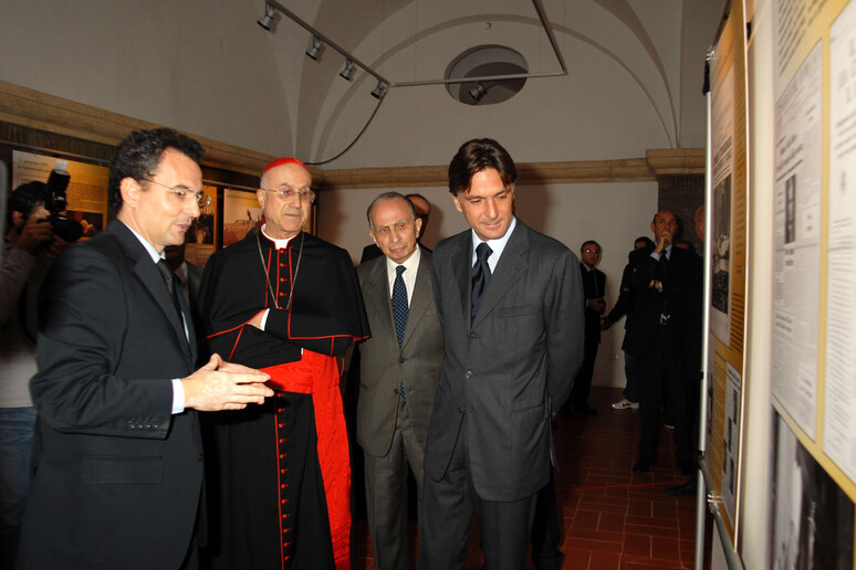 Da sinistra il professore Marco Impigliazzo,  Tarcisio  Bertone, Mario Agnes e Enrico Gasbarra in una foto del 2006 OSSERVATORE ROMANO/ANSA - RIPRODUZIONE RISERVATA