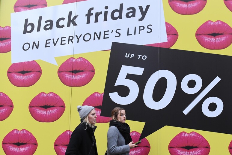 Si avvicinano le giornate del Black Friday e del Cyber Monday - RIPRODUZIONE RISERVATA