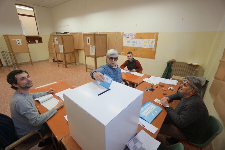 Referendum, un seggio (Archivio) - RIPRODUZIONE RISERVATA