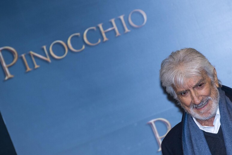 Lattore Gigi Proietti posa per i fotografi in occasione del photocall di presentazione del film Pinocchio a Roma, 12 dicembre 2019. ANSA/CLAUDIO PERI - RIPRODUZIONE RISERVATA