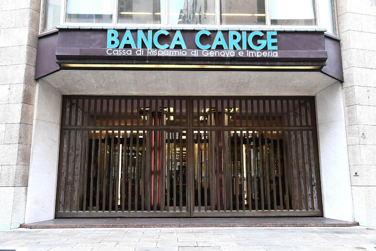 L 'ingresso della sede di Carige a Genova - RIPRODUZIONE RISERVATA