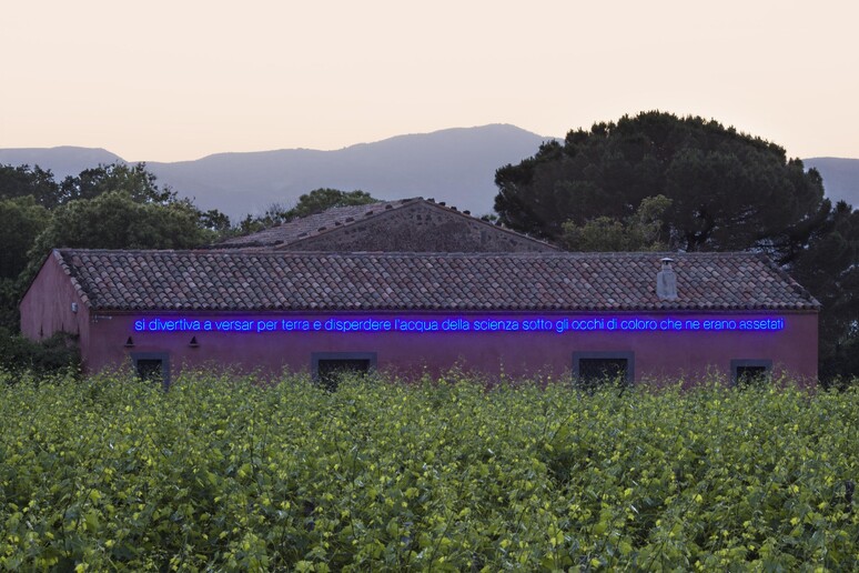 L 'installazione luminosa di Claire Fontaine con la frase Sciascia su Maiorana - RIPRODUZIONE RISERVATA