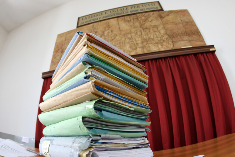 Fascicoli in un aula del tribunale - RIPRODUZIONE RISERVATA
