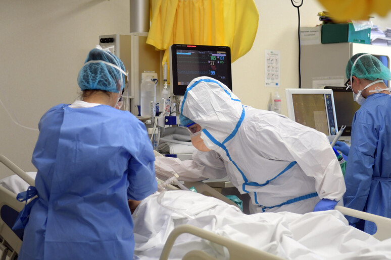 Covid: un reparto ospedaliero - RIPRODUZIONE RISERVATA