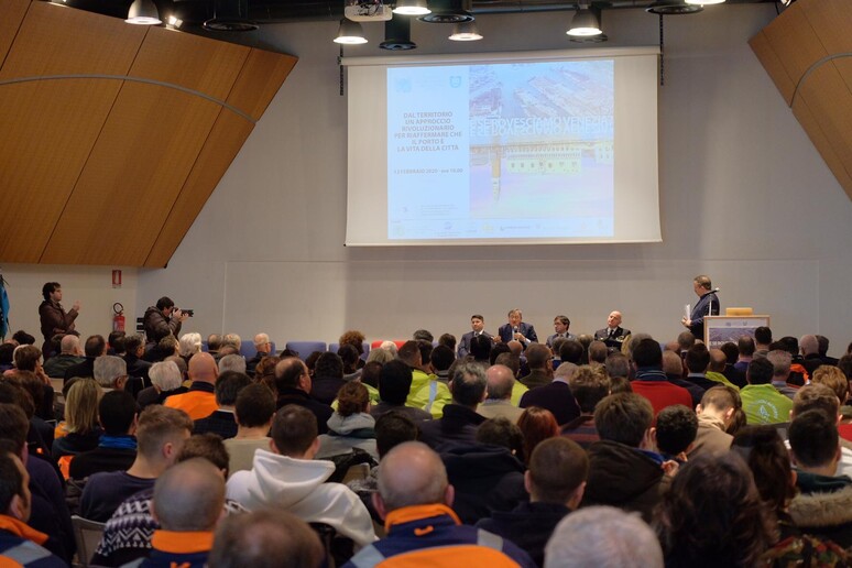 - RIPRODUZIONE RISERVATA