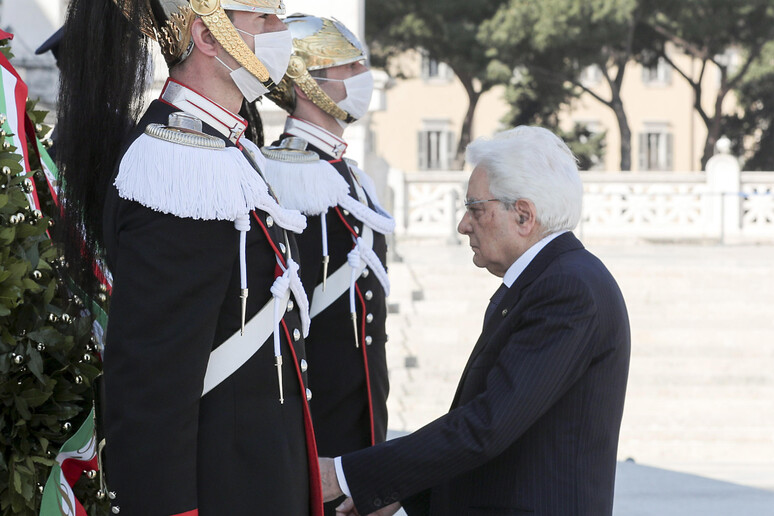 25 aprile: Mattarella all 'altare della Patria - RIPRODUZIONE RISERVATA