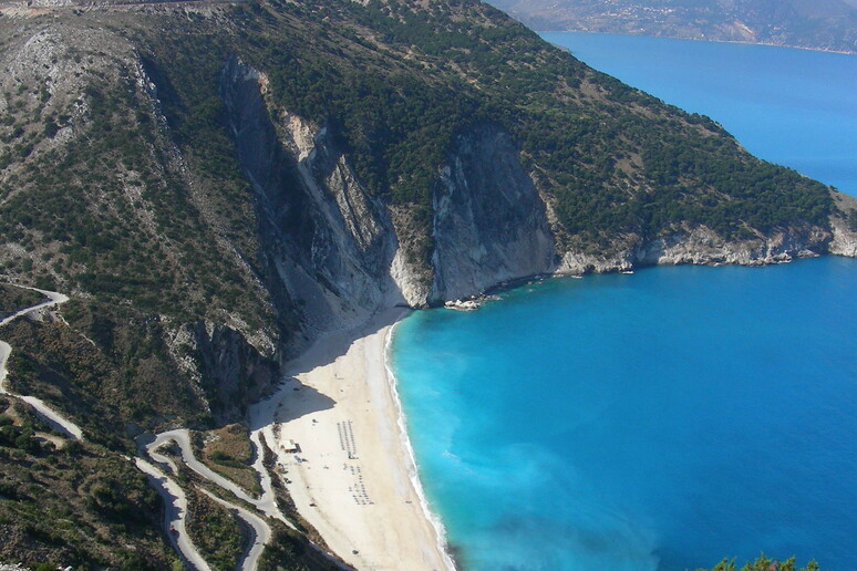 La spiaggia di Myrtos - RIPRODUZIONE RISERVATA
