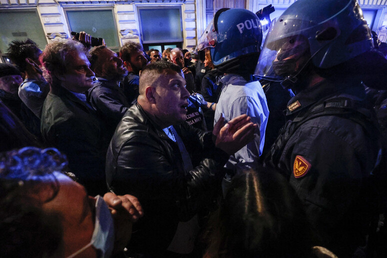 Giuliano Castellino durante gli scontri di sabato - RIPRODUZIONE RISERVATA