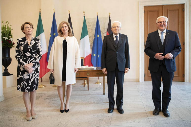 Il presidente della Repubblica Sergio Mattarella a Berlino, al Castello di Bellevue, accolto dal presidente tedesco Frank-Walter Steinmeier. Uff stampa Quirinale - RIPRODUZIONE RISERVATA