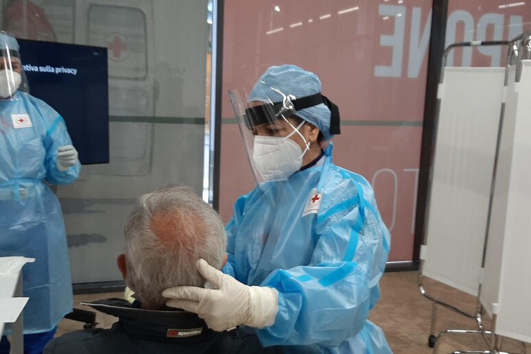 Covid: centro tamponi Croce Rossa - RIPRODUZIONE RISERVATA