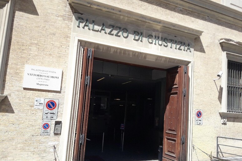 - RIPRODUZIONE RISERVATA