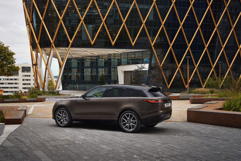 Range Rover Velar, nuova versione limitata è Auric Edition - RIPRODUZIONE RISERVATA
