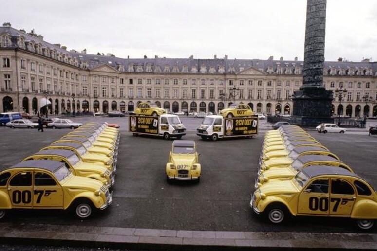 Citroën, serie speciale 2CV 007 celebra i suoi primi 40 anni - RIPRODUZIONE RISERVATA