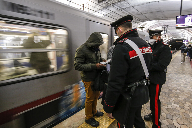 Controlli alla stazione Termini, a Roma - RIPRODUZIONE RISERVATA