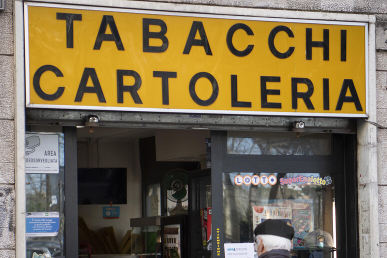 Un negozio che vende tabacchi - RIPRODUZIONE RISERVATA