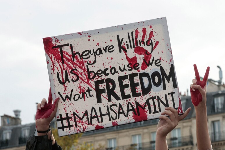 Manifestanti a Parigi contro il regime iraniano dopo la morte di Mahsa Amini © ANSA/AFP