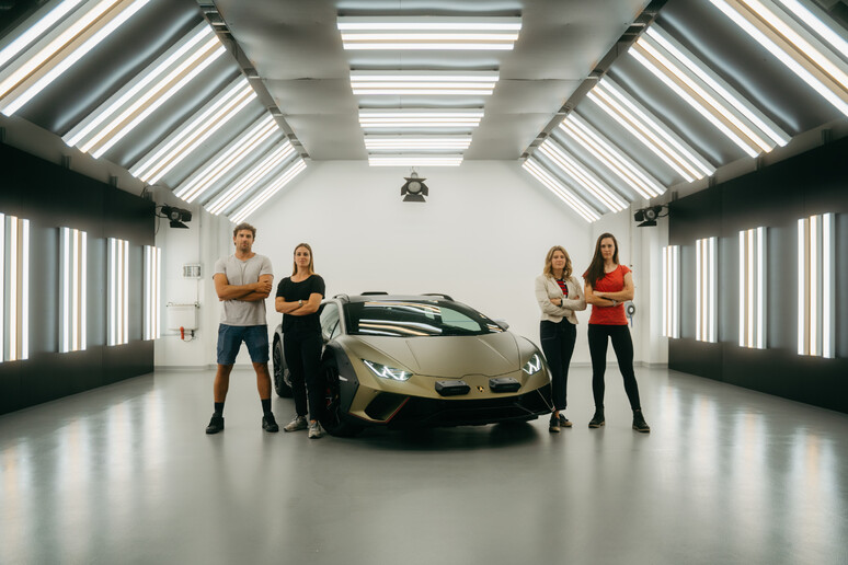 Lamborghini Huracán Sterrato con 4 testimonial di sport - RIPRODUZIONE RISERVATA